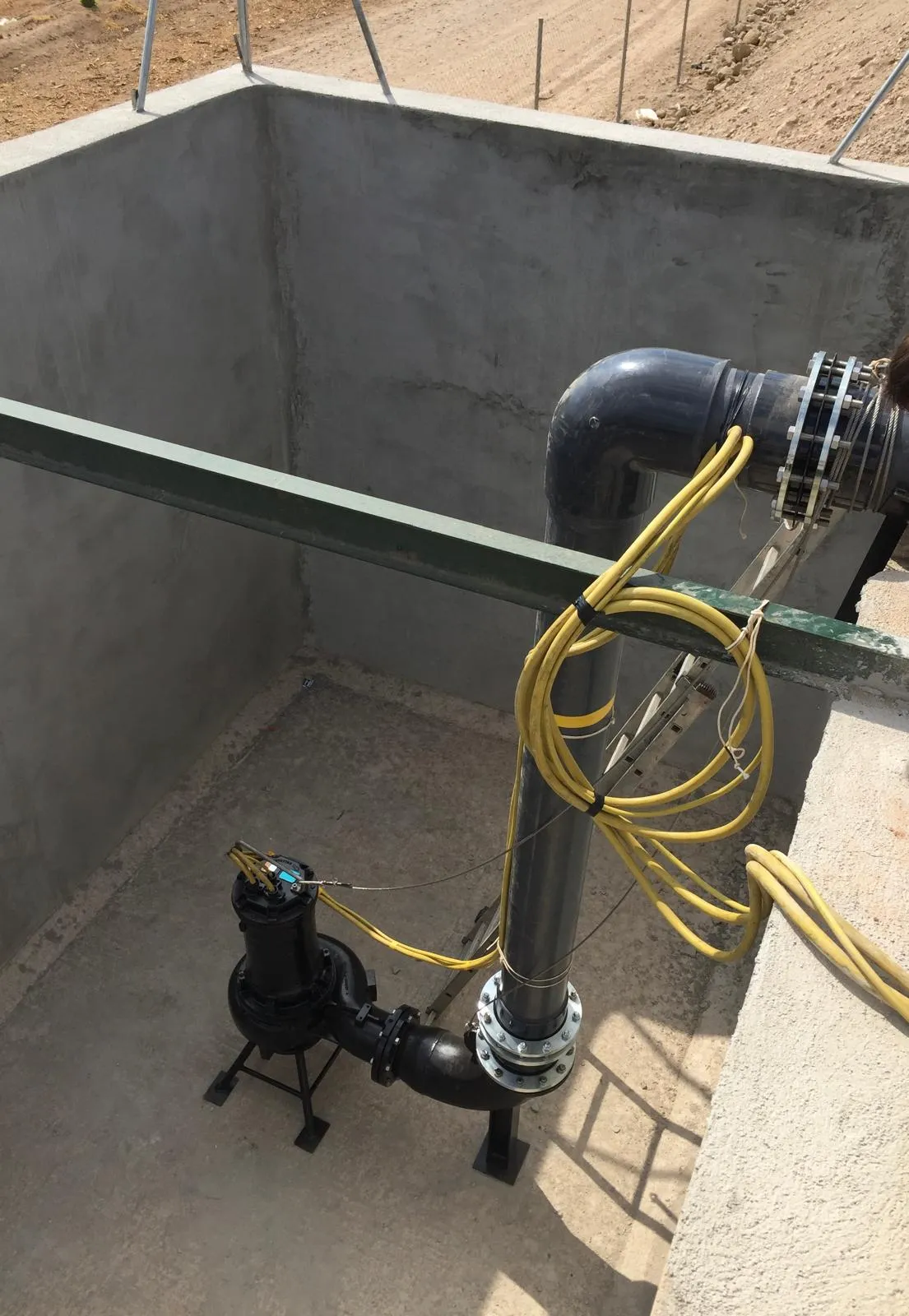 Bomba sumergible instalada en una arqueta de hormigón