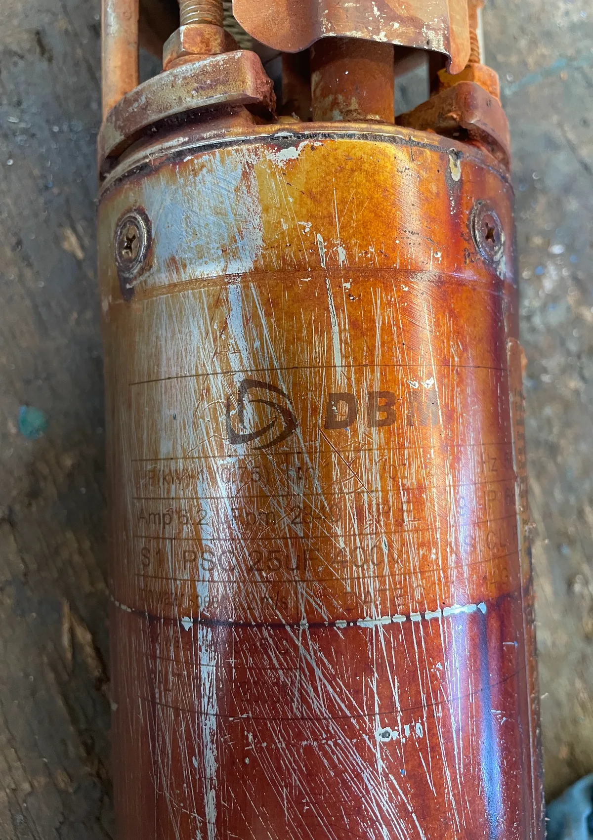 Bomba sumergible de pozo desmontada en el taller de Tubosol