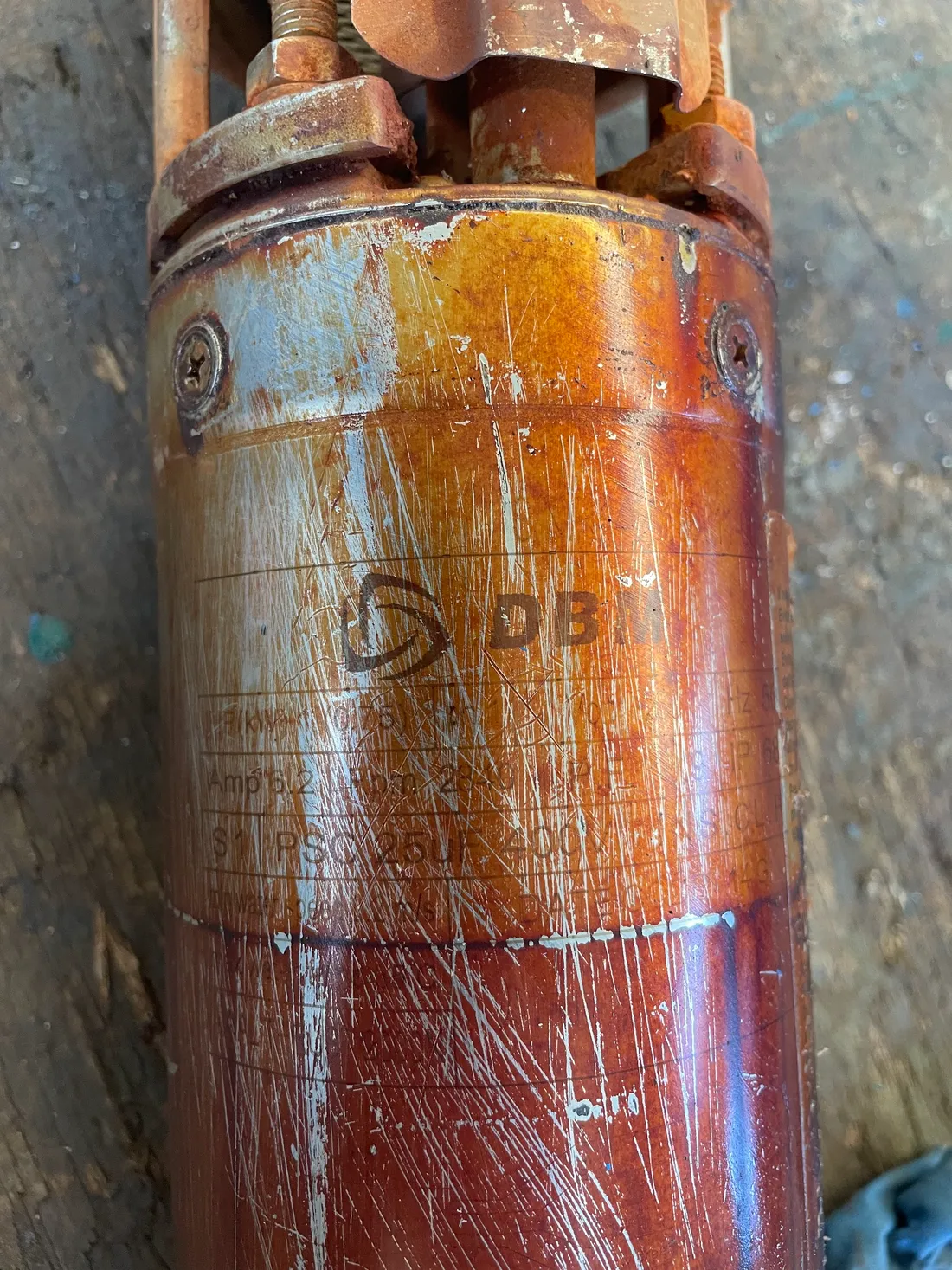 Detalle de una bomba sumergible abierta sobre el banco