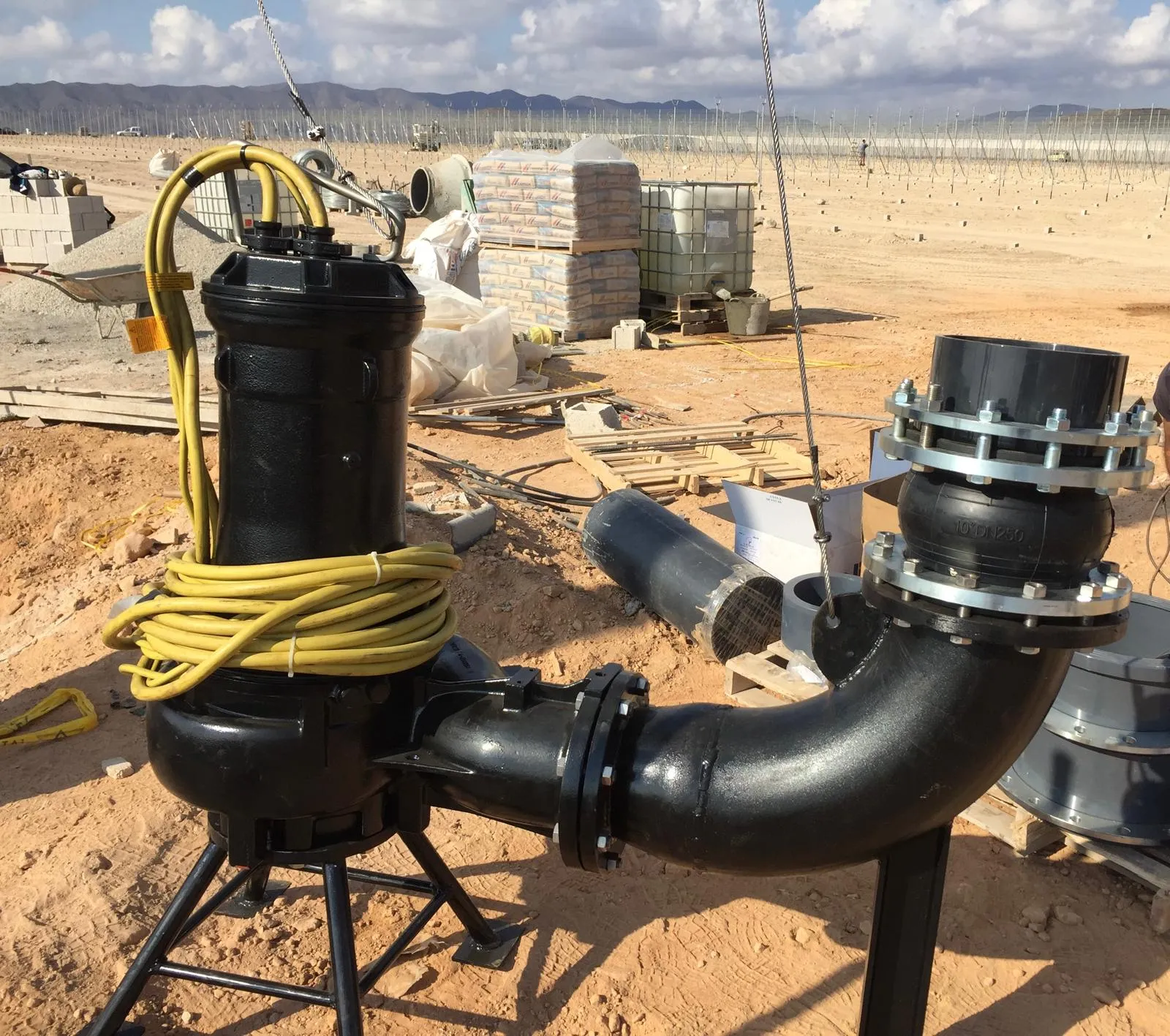 Bomba sumergible con su codo de impulsión preparada para instalar en una obra