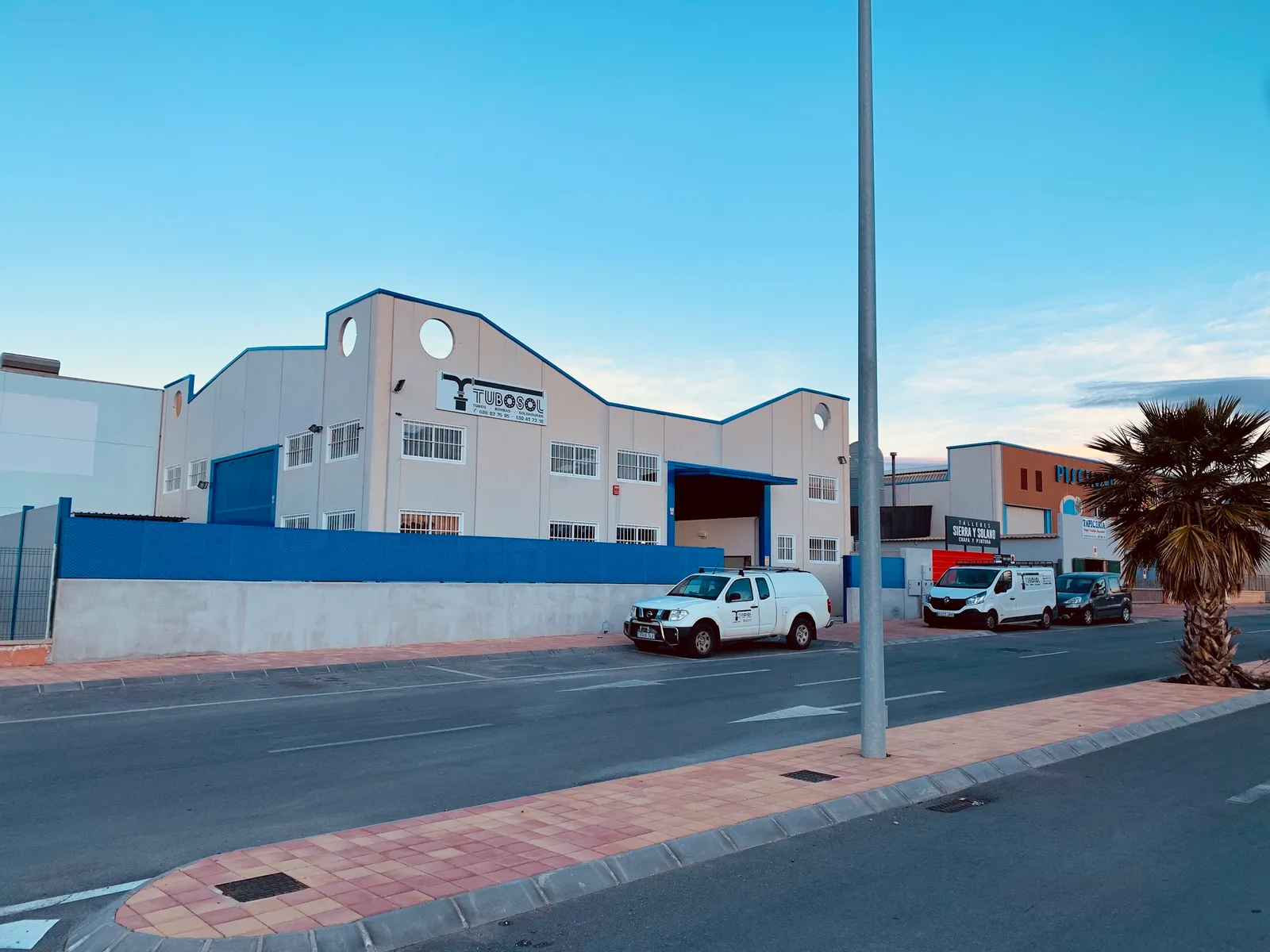 La nave de Tubosol al atardecer en el polígono de Puerto de Mazarrón