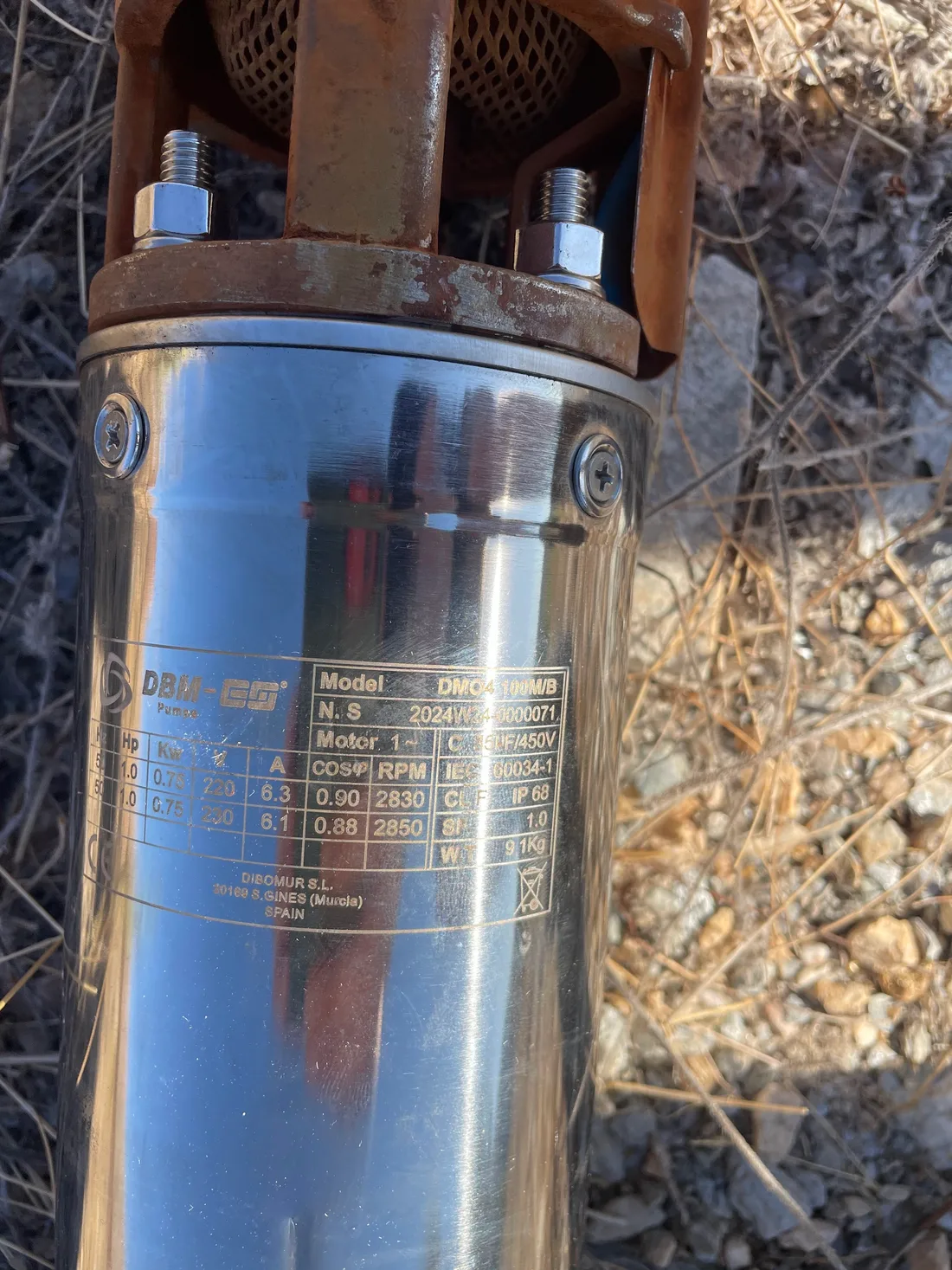 Placa de características grabada de un motor de bomba sumergible