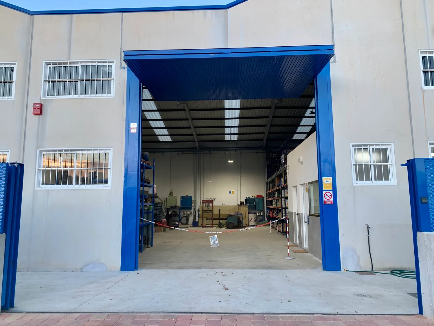 Portón abierto del taller de Tubosol en el polígono de Puerto de Mazarrón
