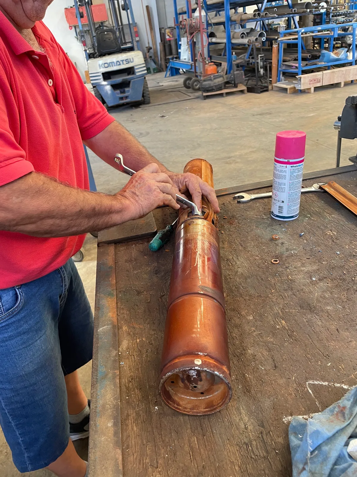 Reparando una bomba de pozo en el banco del taller de Tubosol